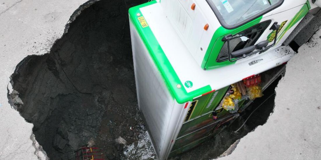 Un camión repartidor de refrescos cayó en un socavón registrado en Calle 4 y Av. 5, colonia Renovación.