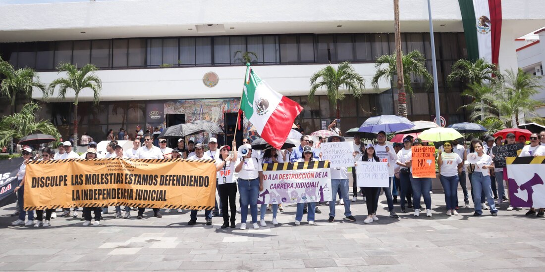 Trabajadores del PJ protestan, ayer, en Tuxtla Gutiérrez, Chiapas.