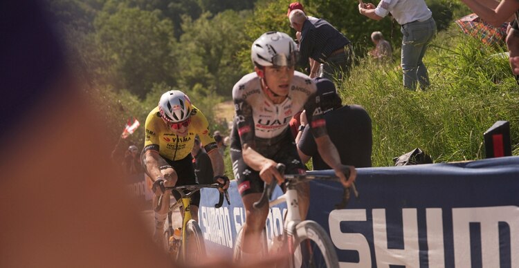 El mexicano Isaac del Toro en la novena etapa del Giro de Italia entre Gubbio y Siena