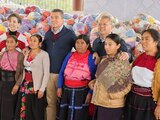 En San Cristóbal de Las Casas, Rutilio Escandón inicia entrega de apoyos a artesanas de Chiapas.