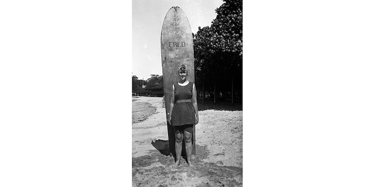 La "Reina del Crimen" fue una de las pioneras del surf, aprendiendo a dominar olas en Sudáfrica y Hawái.