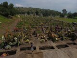 Trabajadores excavan nuevas tumbas el 24 de septiembre en una sección del cementerio del Valle de Chalco en las afueras de la Ciudad de México.