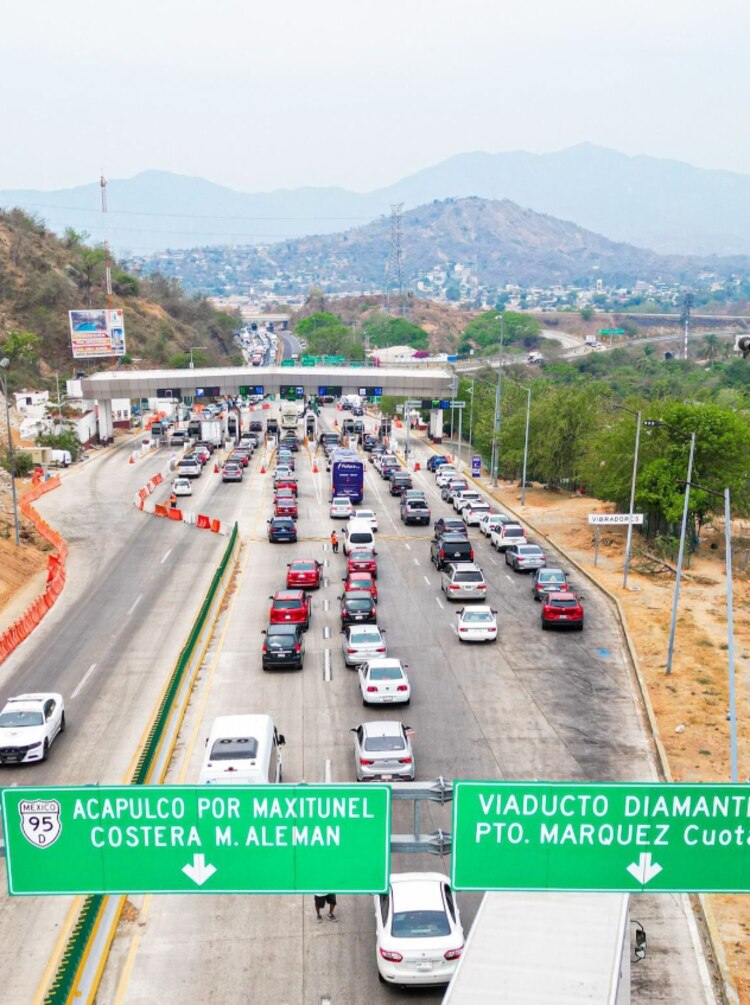 Vehículos hacen largas filas para entrar ayer a Acapulco