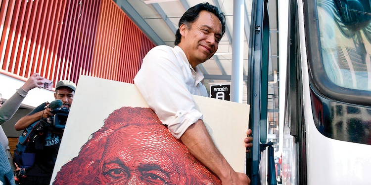 MARX ARRIAGA al momento de abordar el transporte público, ayer.