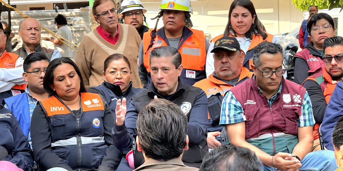 Al centro, el alcalde de Coyoacán, Giovani Gutiérrez, durante reunión con vecinos de Paseos de Taxqueña.