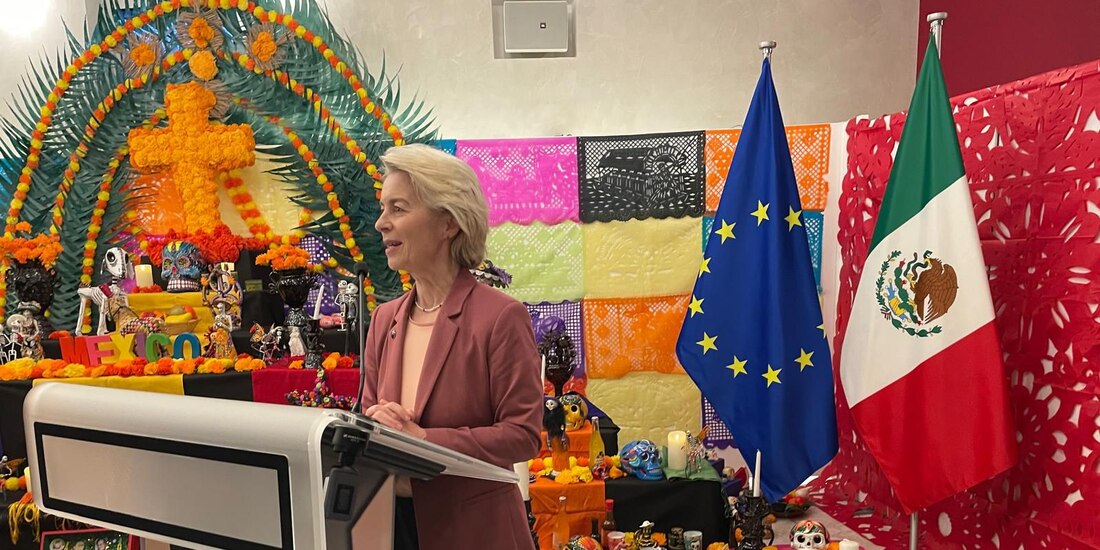 La Presidenta de la Comisión Europea, Úrsula von der Leyden, saluda a asistentes tras inaugurar el Altar de Muertos de la representación mexicana en Estrasburgo.