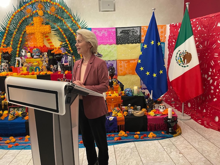 La Presidenta de la Comisión Europea, Úrsula von der Leyden, saluda a asistentes tras inaugurar el Altar de Muertos de la representación mexicana en Estrasburgo.