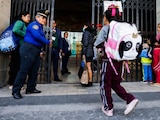 Estudiantes de educación básica a la entrada de una escuela, en una fotografía ilustrativa.
