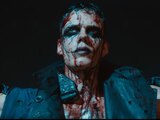 Así de oscuro se ve Bill Skarsgård en el primer tráiler del remake de 'El Cuervo'