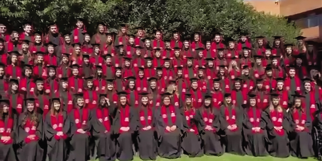 Instante previo a que el templete dentro de la Universidad Iberoamericana colapsara, este viernes.