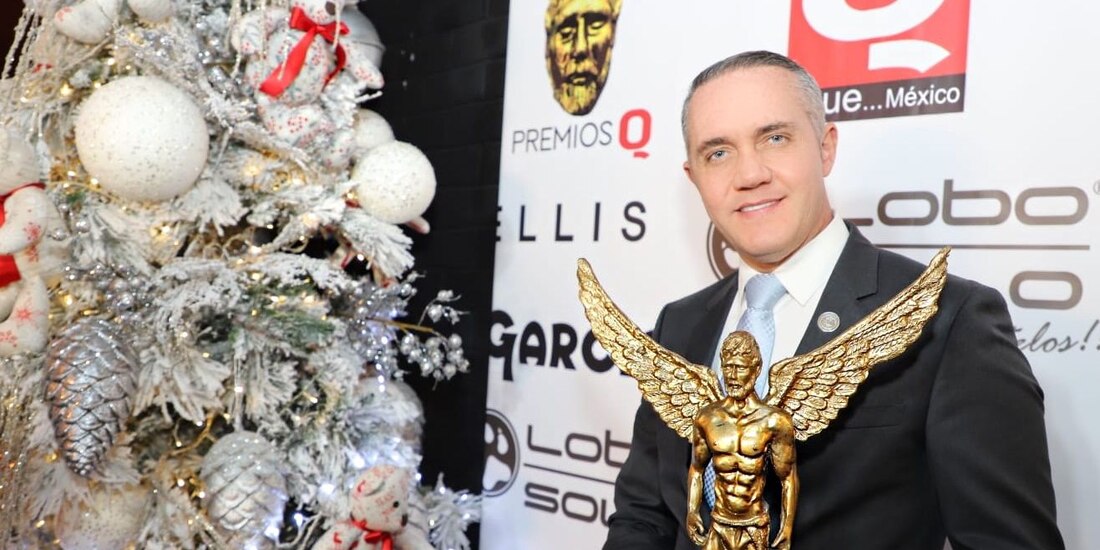 Adrián Rubalcava, alcalde de Cuajimalpa, muestra el galardón a que se hizo merecedor por parte de la Revista Q.