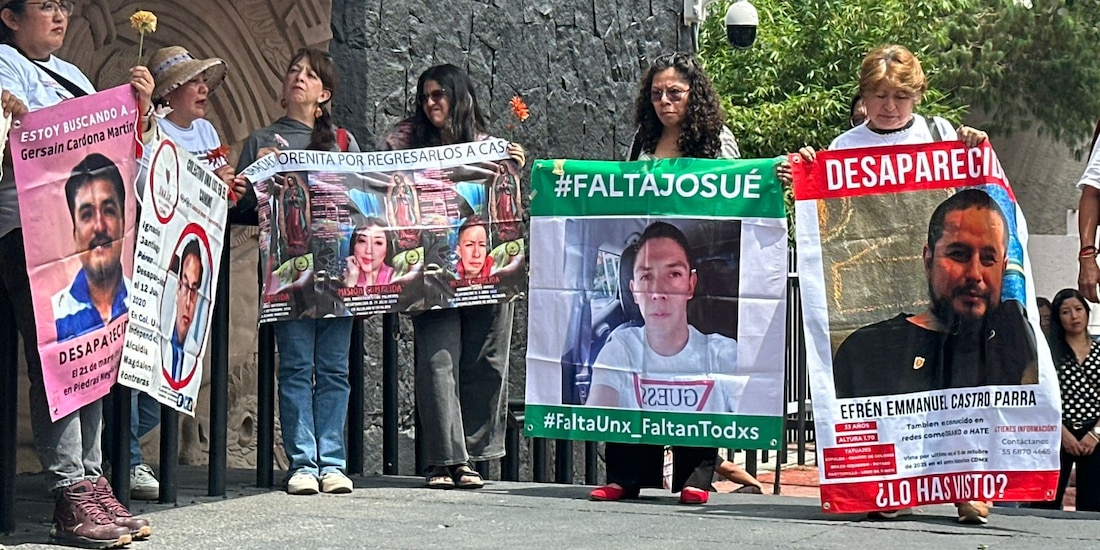 Familiares de personas desaparecidas durante una protesta en el CAIBP, el 23 de junio de 2026.