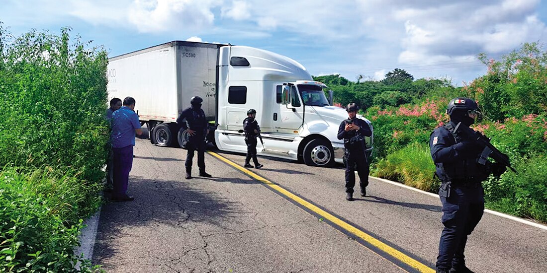 Elementos de la SSC liberan la autopista Mazatlán-Tepic el 21 de diciembre.