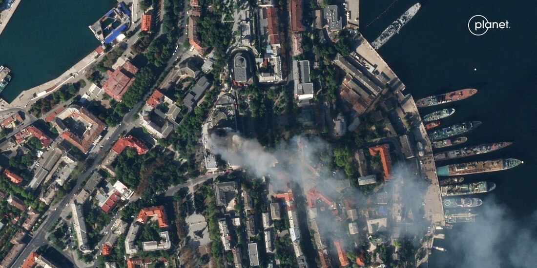 Una imagen de satélite muestra humo saliendo de un cuartel general de la Armada rusa del Mar Negro tras un ataque con misiles, mientras continúa la invasión rusa de Ucrania, en Sebastopol, Crimea.