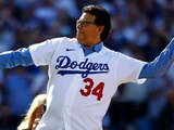 Fernando Valenzuela lanza la primera bola en un juego de los Dodgers