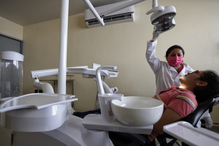 Derechohabientes del ISSSTE gestionan recursos para equipamiento médico y obras en clínicas de primer nivel.
