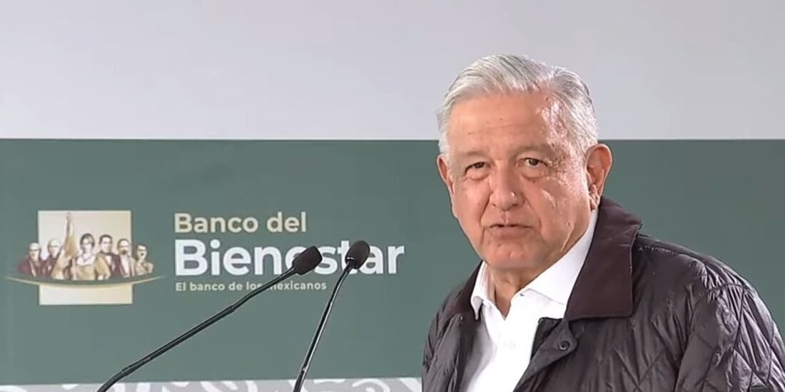 Durante la inauguración de la sucursal del Banco del Bienestar en Iztacalco, AMLO mandó felicitaciones a los papás por su día.