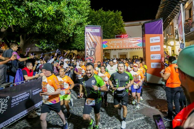En el Urban Trail Nocturno participaron personas de 15 años hasta los 60 y más. Foto: Especial