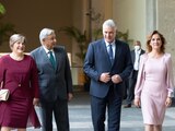 De izq. a der.: Lis Cuesta (esposa del mandatario cubano), el Presidente López Obrador, Miguel Díaz-Canel y Beatriz Gutiérrez, ayer, a su salida de Palacio Nacional.