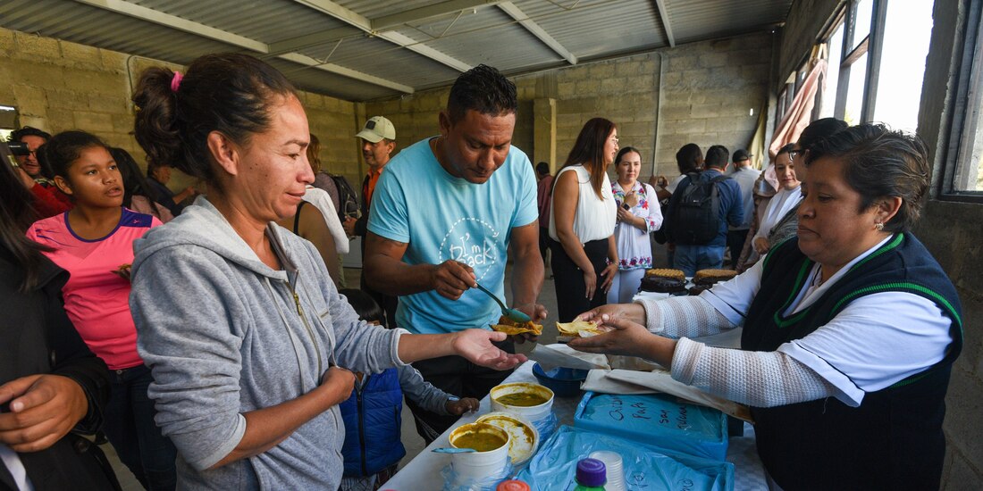 Personal del albergue “Hermanos en el Camino”, en el Estado de México, y migrantes, en el 2024.