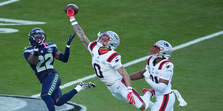 Concentrado. Christian González, cornerback de los Patriots, interrumpe un pase dirigido al receptor abierto de los Seattle Rashid Shaheed (22).