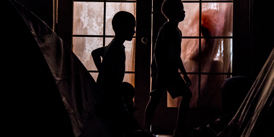 Siluetas de dos menores de edad.