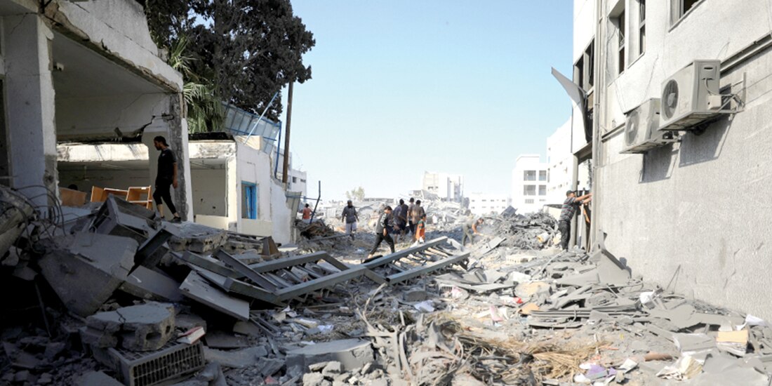 Palestinos inspeccionan los daños en un barrio de la Franja de Gaza, ayer.