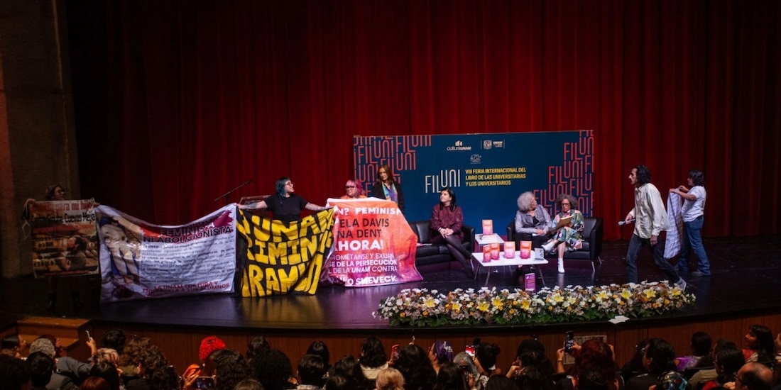 Activistas interrumpen la conferencia de Angela Davis y Gina Dent en la UNAM