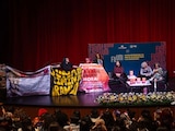 Activistas interrumpen la conferencia de Angela Davis y Gina Dent en la UNAM
