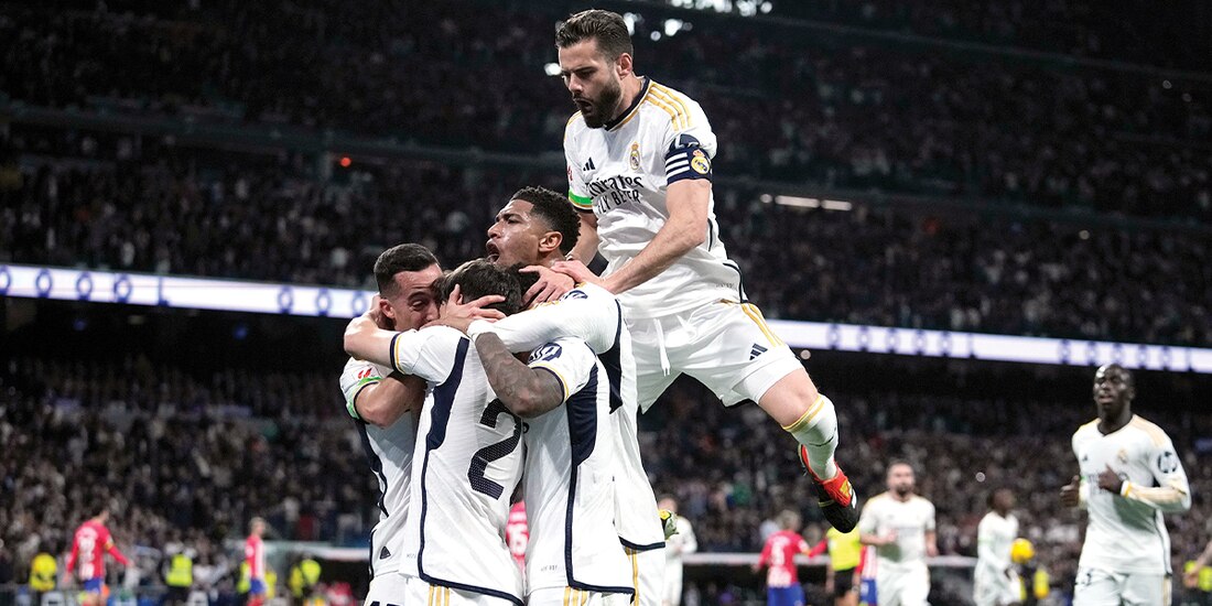 Futbolistas merengues celebran una anotación ante el Atlético.