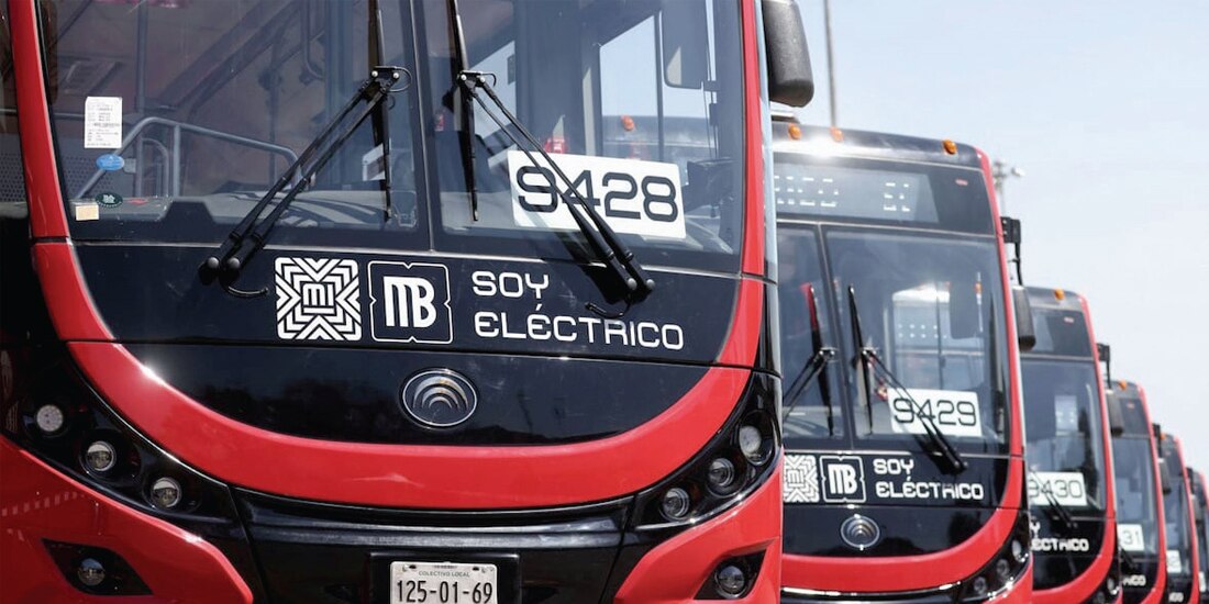 Un autobús biarticulado del Metrobús de la CDMX mide 24 metros de largo y sustituye 160 automóviles particulares y transporta hasta 240 personas. El segundo más usado.