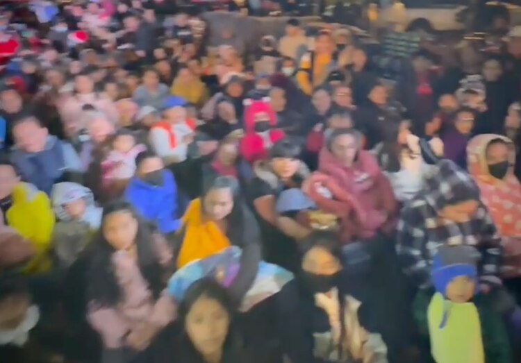 Entrega Adrián Rubalcava mil 200 cobijas, juguetes e inaugura parque de usos múltiples