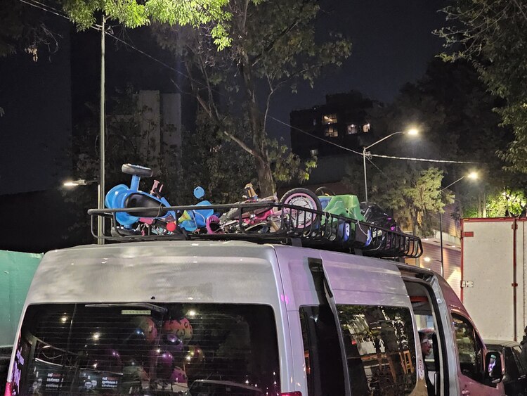 Juguetes y otros artículos recolectados para la entrega de hoy.