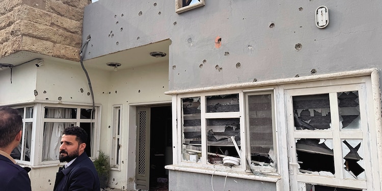 Kurdos iraquíes inspeccionan daños de sus hogares tras ataques en Irbil, ayer.