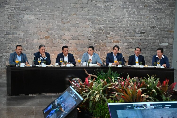 Ricardo Gallardo (centro, gris) escuchó inquietudes de sector empresarial.