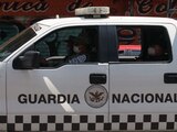 Elementos de la Guardia Nacional abordo de una camioneta.