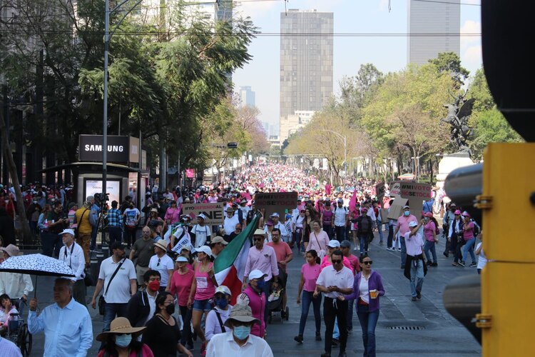Miles de manifestantes aún continúan arribando al Zócalo capitalino