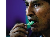 El expresidente boliviano, Evo Morales, con una hoja de coca, el 3 de noviembre de 2024.