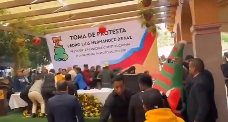 Interrumpen toma de protesta para intentar detener a Pedro Luis "N", pero éste huye.