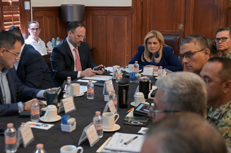 Autoridades de los tres niveles de gobierno evalúan estrategias contra la violencia de género en Chihuahua.