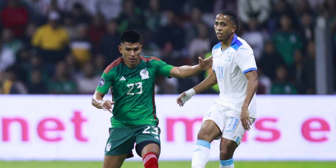 Jesús Gallardo conduce el balón durante la vuelta de cuartos de final de la Concacaf Nations League entre la Selección Mexicana y Honduras en noviembre del 2023.