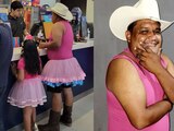 Papá se viste de Barbie vaquera para ver la película en cine con su hija (FOTOS)