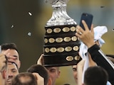 Futbolistas de Argentina sostienen el trofeo de la Copa América Centenario que ganaron en el 2016.