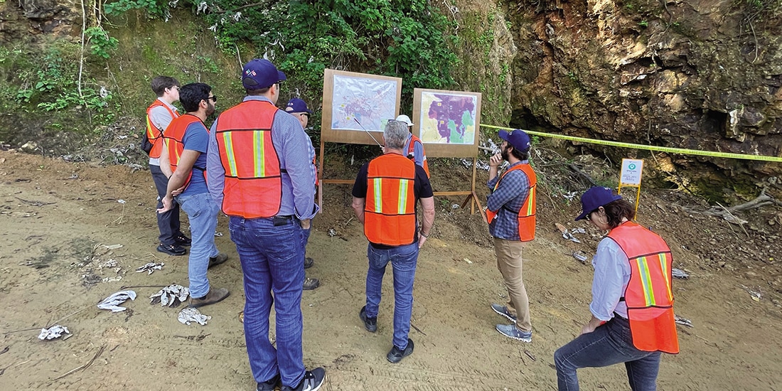 TRABAJADORES de Vizsla Silver analizan el proyecto de oro y plata Pánuco, en 2022.