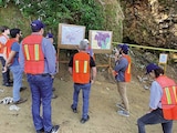 TRABAJADORES de Vizsla Silver analizan el proyecto de oro y plata Pánuco, en 2022.