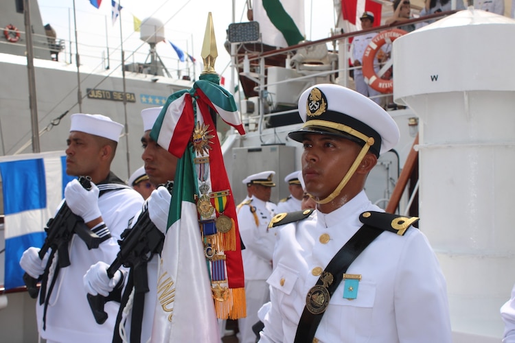 Condecoración de la Bandera de Guerra del Buque Cuauhtémoc.