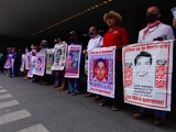 Estudiantes y familiares de los 43 normalistas desaparecidos protestaron a las afueras de la Secretaría de Relaciones Exteriores, ayer.