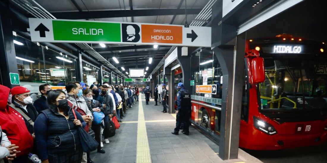 Por el cierre de estaciones en la Línea 1 del Metro, unidades el Metrobús brindan apoyo.