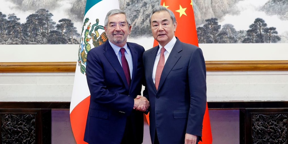 El canciller Juan Ramón de la Fuente y el ministro de Relaciones Exteriores de China, Wang Yi.