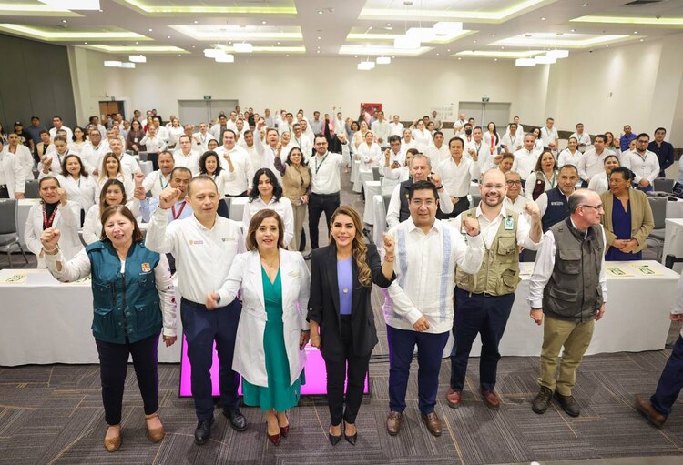 La Gobernadora con trabajadores del Sistema IMSS Bienestar.